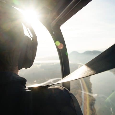 Hubschrauber über Wald und Fluss