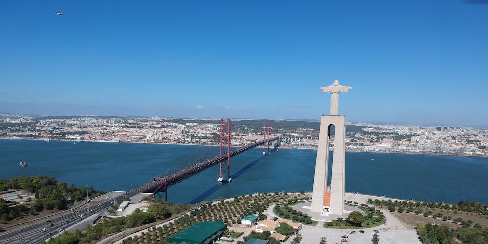 Lissabon: Cristo Rei und Brücke des 25. April