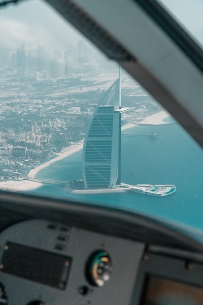 Helikopter über Burj al Arab in Dubai