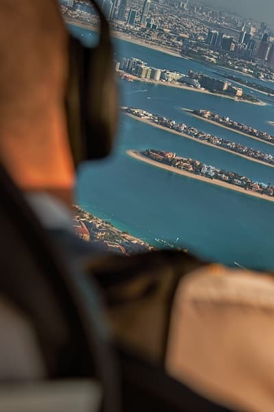 Pilot im Helikopter über Dubai